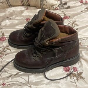 Ladies 7.5 Leather hiking boots. excellent condition.   Soles are like new!